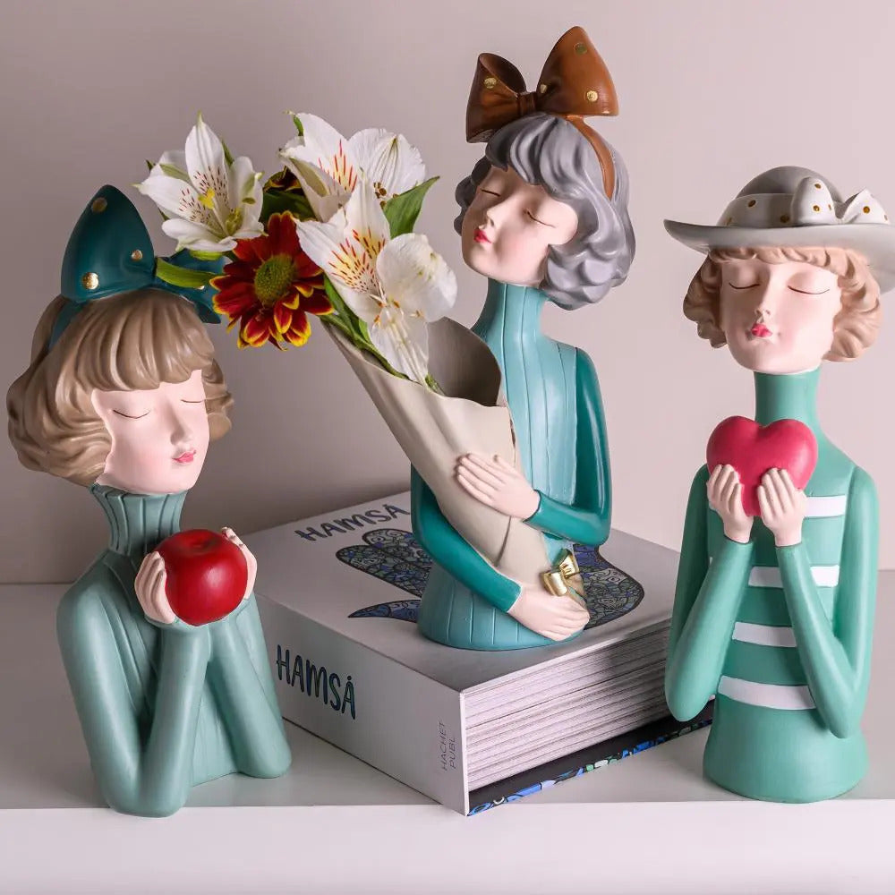 Figura Boneca Com Maçã Wolff De Resina 9cm X 9cm X 23cm Cor Colorido