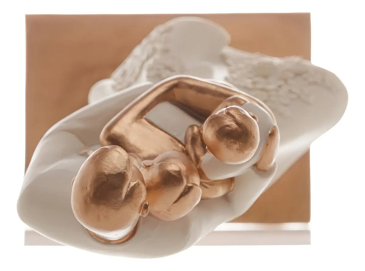 Escultura Decorativa De Família Em Resina Dourada  20cm Dourado